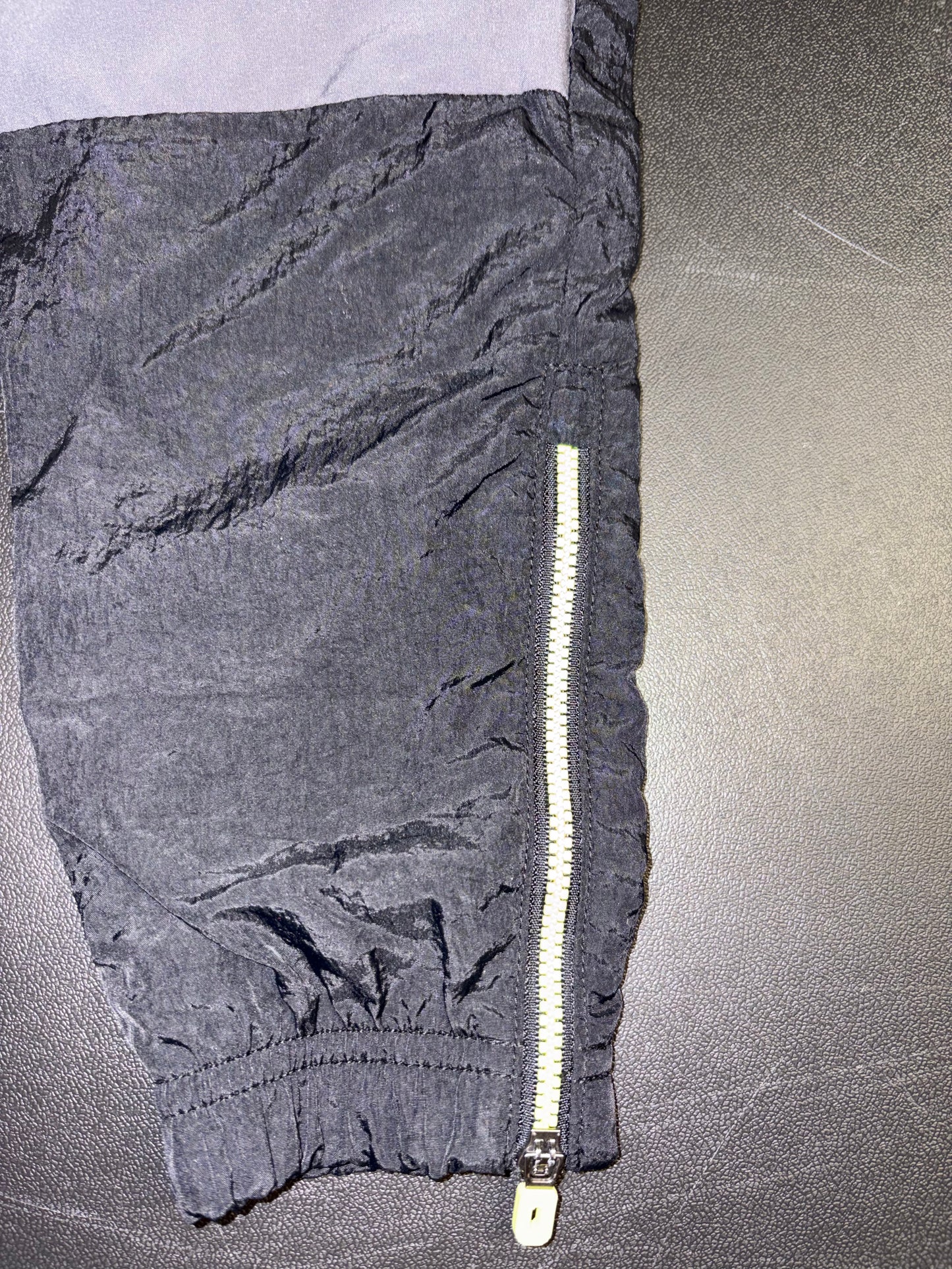 Size 6/7 Youth, Black/Gray wind pants