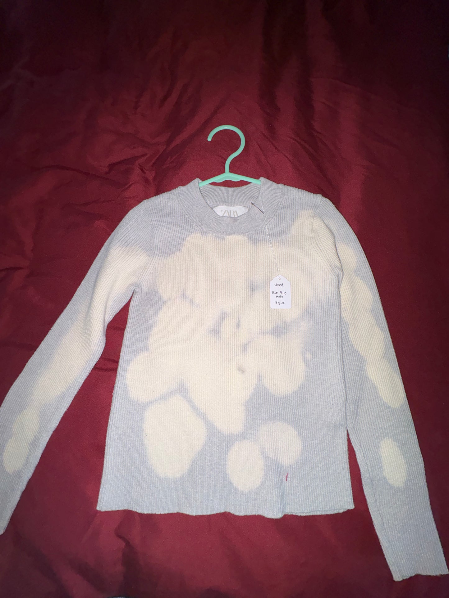 Size 9/10 Girls light blue sweatshirt with bleach design, ribbed texture, Zara Brand￼