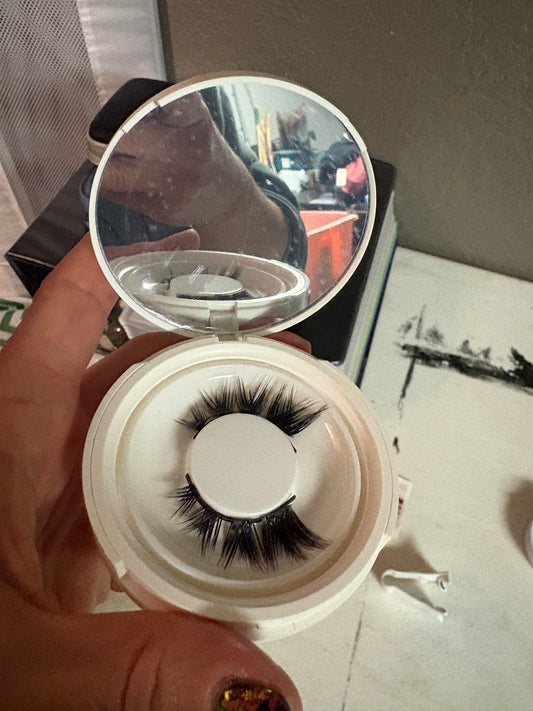 Magnetic eyelashes with applicator and instructions. More full set of lashes for exotic look. Never used. ￼
